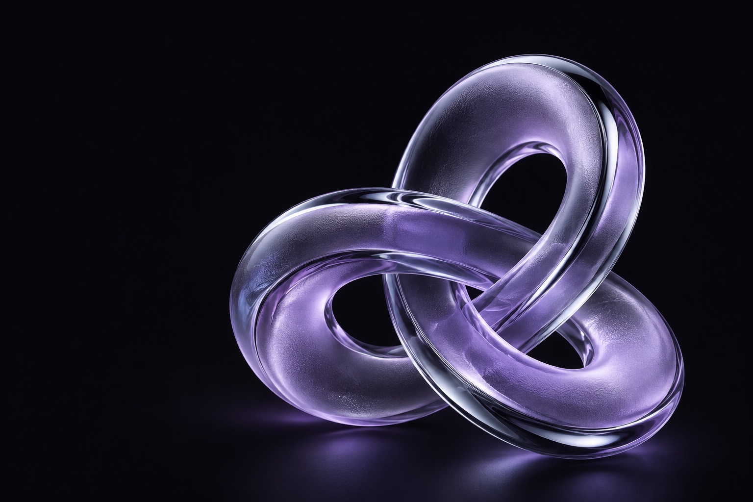 Escultura de cristal lila con tres formas entrelazadas